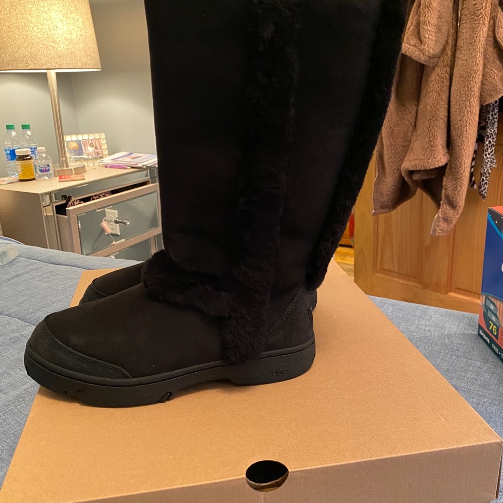 BLACK SUNBURST UGGS